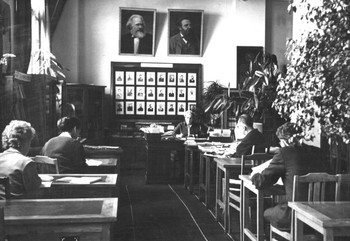 В кабинете общественных наук. 1940-х гг.
